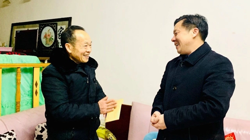 集團(tuán)領(lǐng)導(dǎo)春節(jié)前走訪慰問一線職工、困難職工和離退休老干部(圖3)