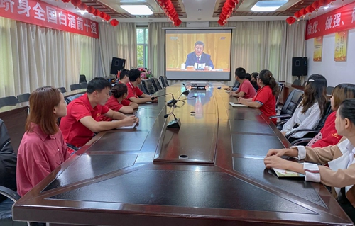 向抗疫英雄致敬！宜化集團(tuán)組織收看全國抗擊新冠肺炎疫情表彰大會(圖6)