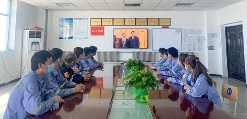 向抗疫英雄致敬！宜化集團(tuán)組織收看全國抗擊新冠肺炎疫情表彰大會(圖5)