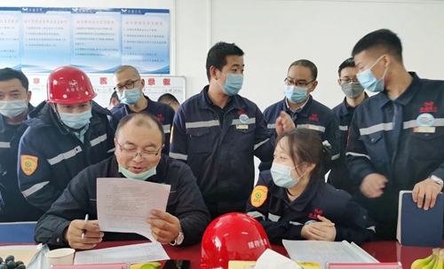 新疆宜化氯堿分廠氯乙烯三班、合成二班榮獲準(zhǔn)東開發(fā)區(qū)安全標(biāo)準(zhǔn)化示范班組稱號(hào)(圖3)