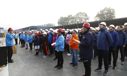 熱火朝天！集團(tuán)總部140余人到股份公司氯堿分廠開展勞動