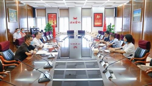 宜昌市總工會黨組書記、常務(wù)副主席皮祖武一行到宜化集團(tuán)調(diào)研